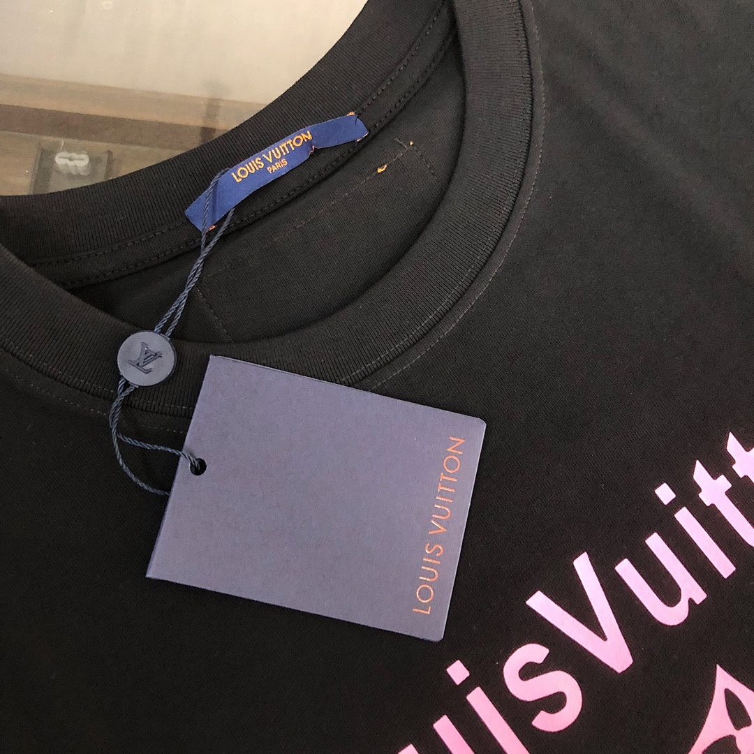 Louis Vuitton T-Shirt Style 071 detail view 3
