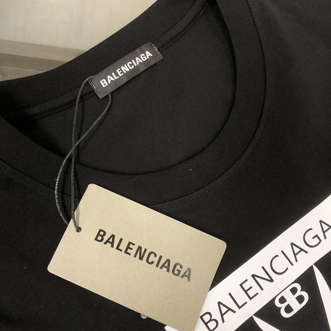 Balenciaga T-Shirt Style 112 detail view 2