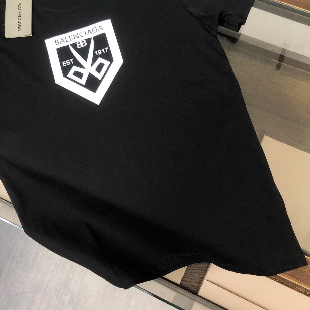 Balenciaga T-Shirt Style 112 detail view 4