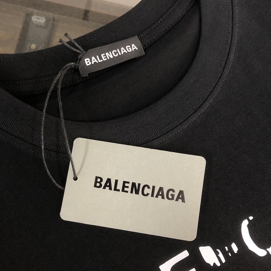 Balenciaga T-Shirt Style 117 detail view 2