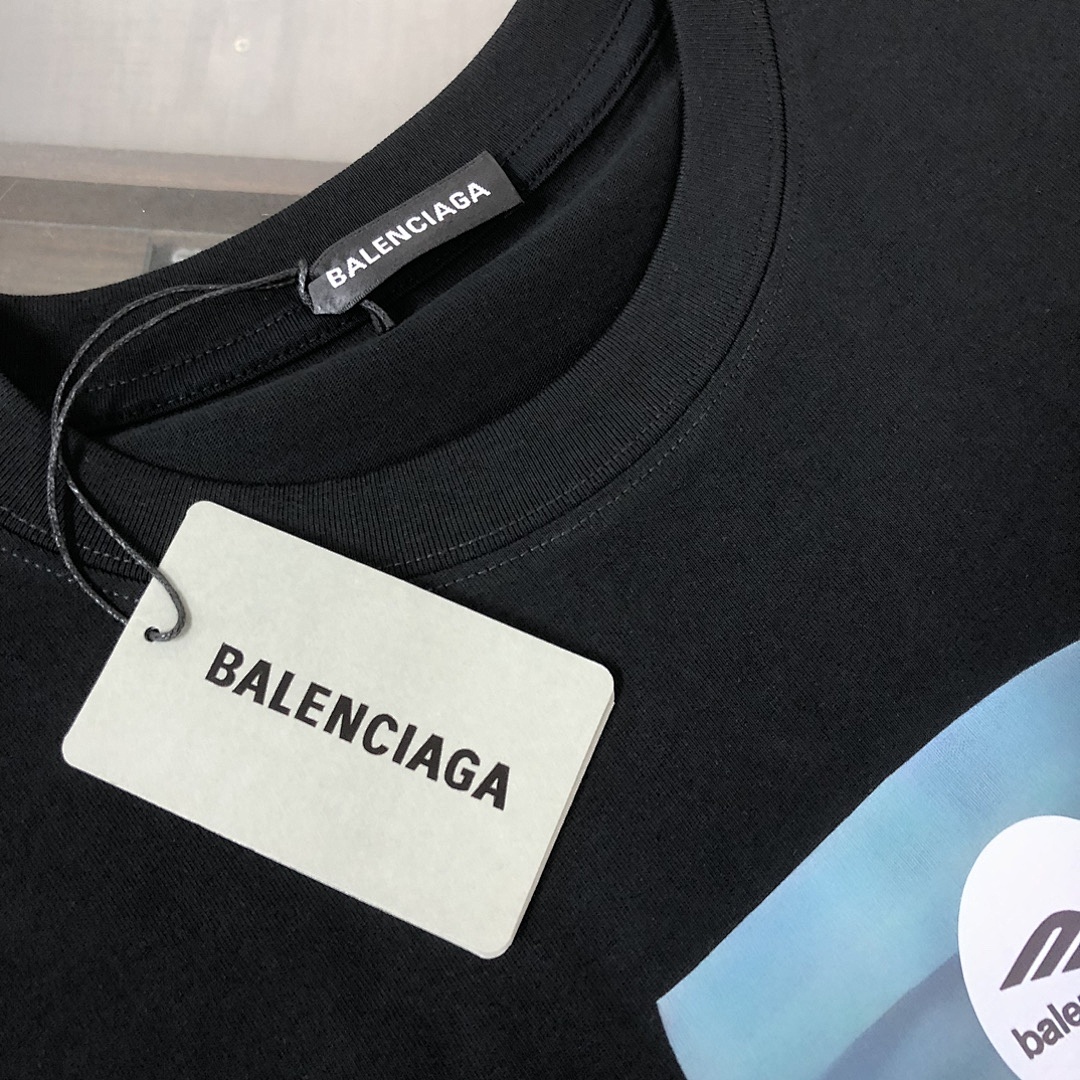 Balenciaga T-Shirt Style 121 detail view 1