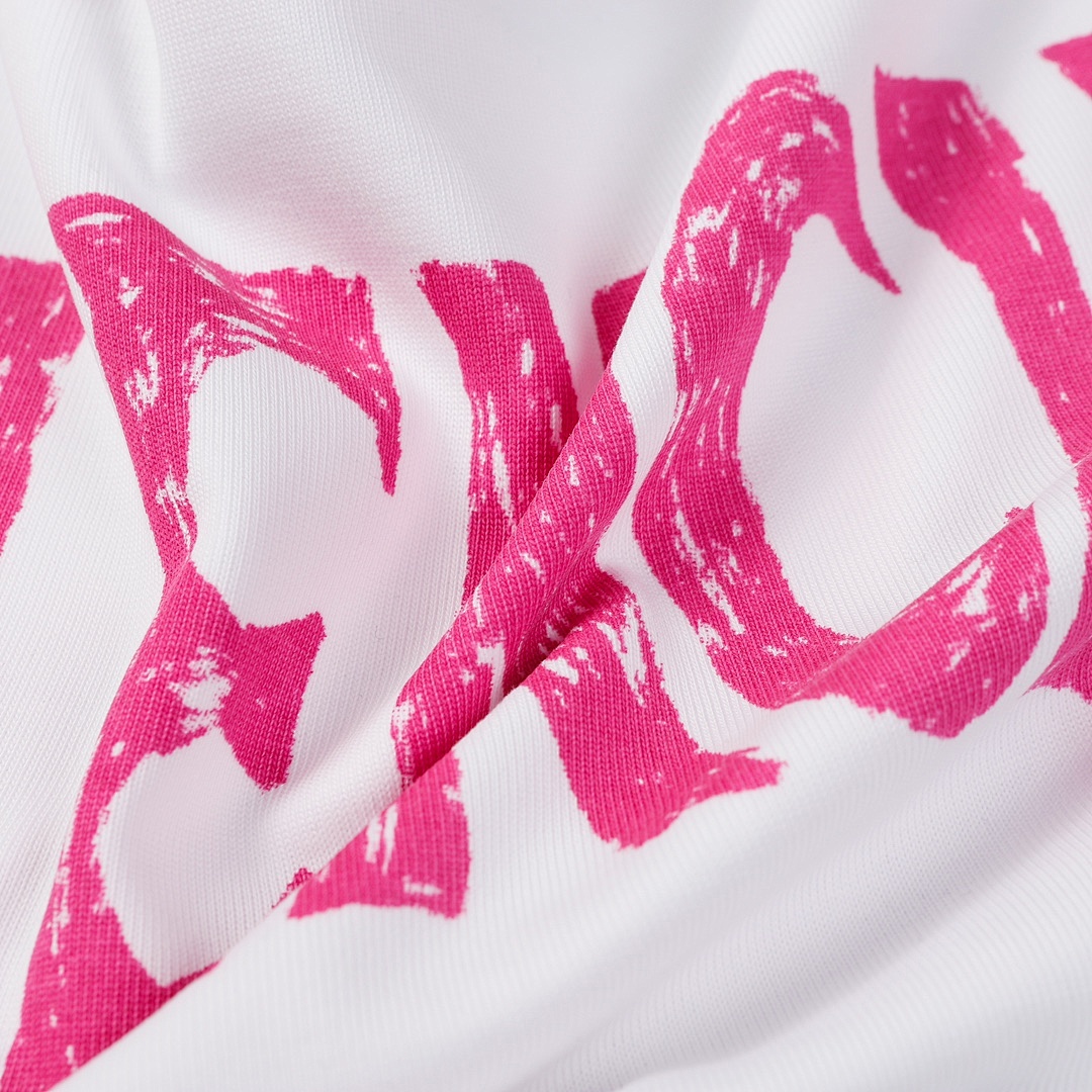 Balenciaga T-Shirt Style 135 detail view 2