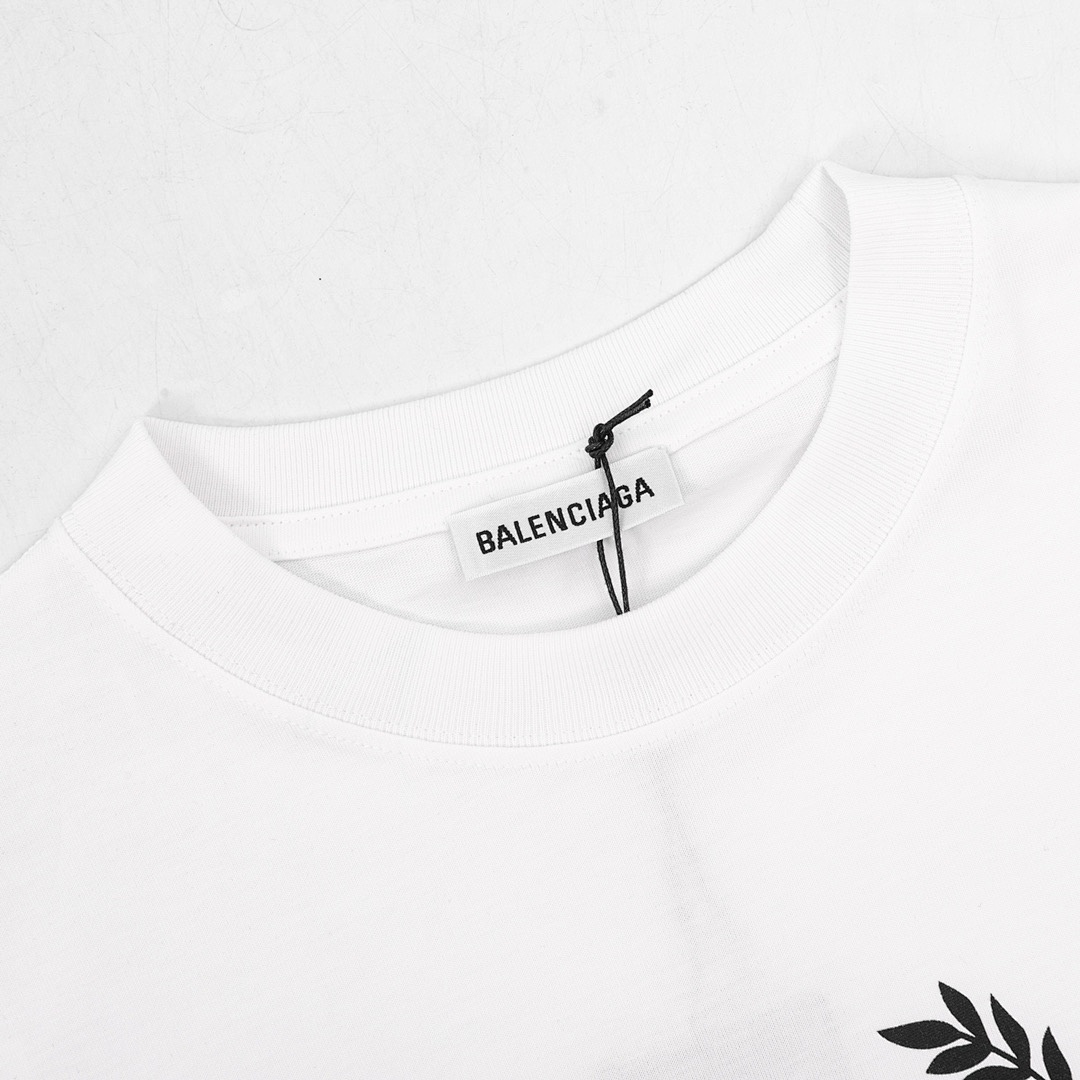 Balenciaga T-Shirt Style 136 detail view 2