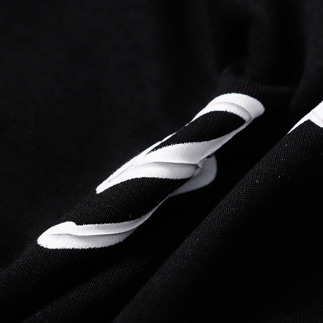 Balenciaga T-Shirt Style 239 detail view 5