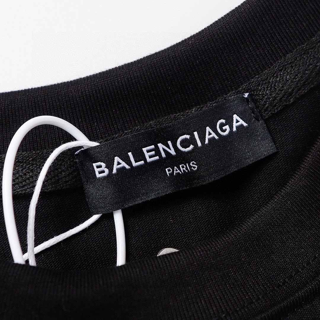 Balenciaga T-Shirt Style 245 detail view 3
