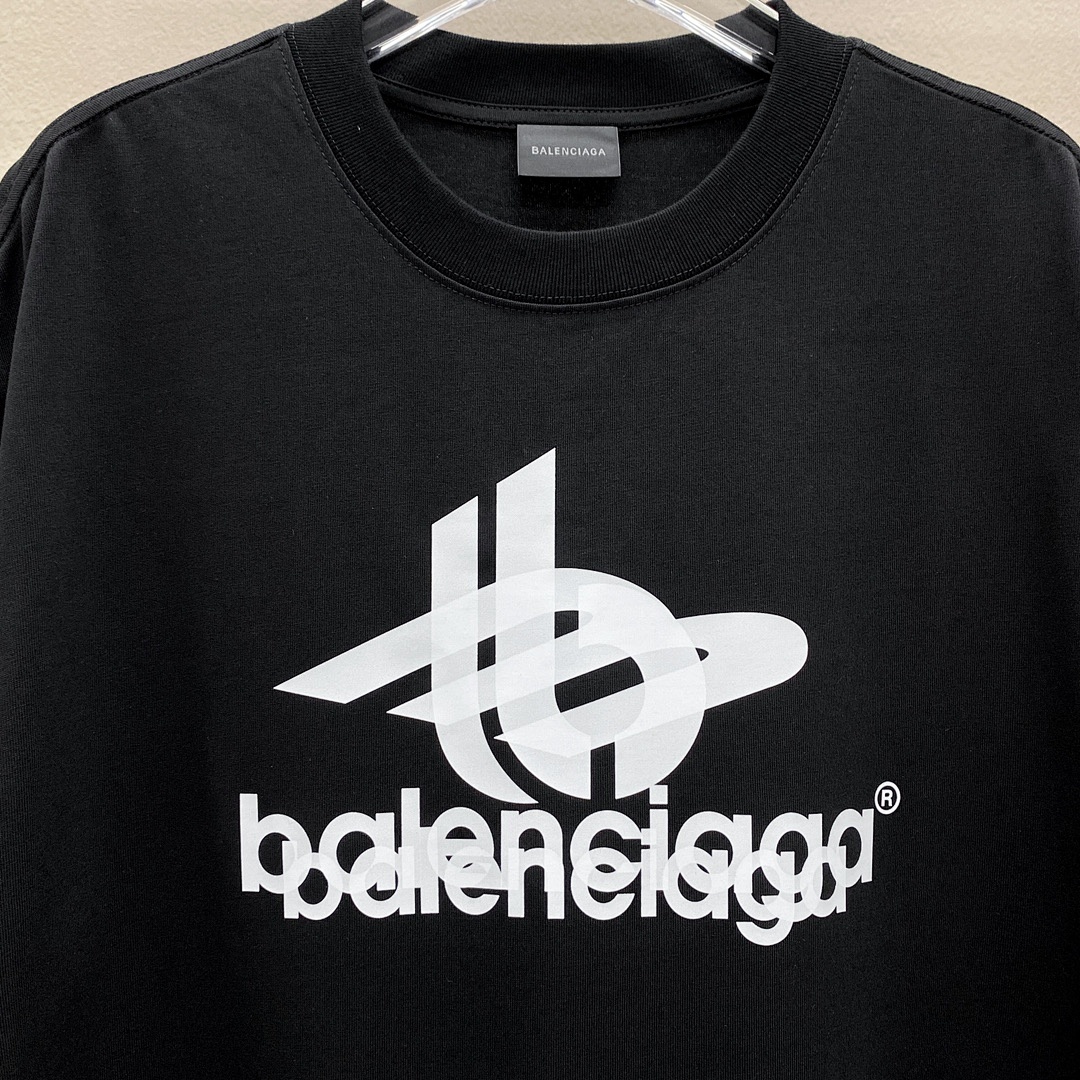 Balenciaga T-Shirt Style 246 detail view 3