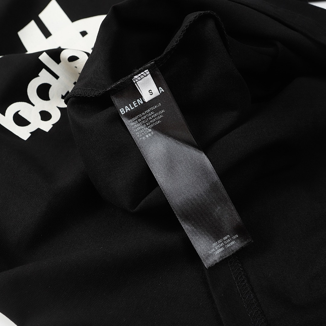 Balenciaga T-Shirt Style 513 detail view 2