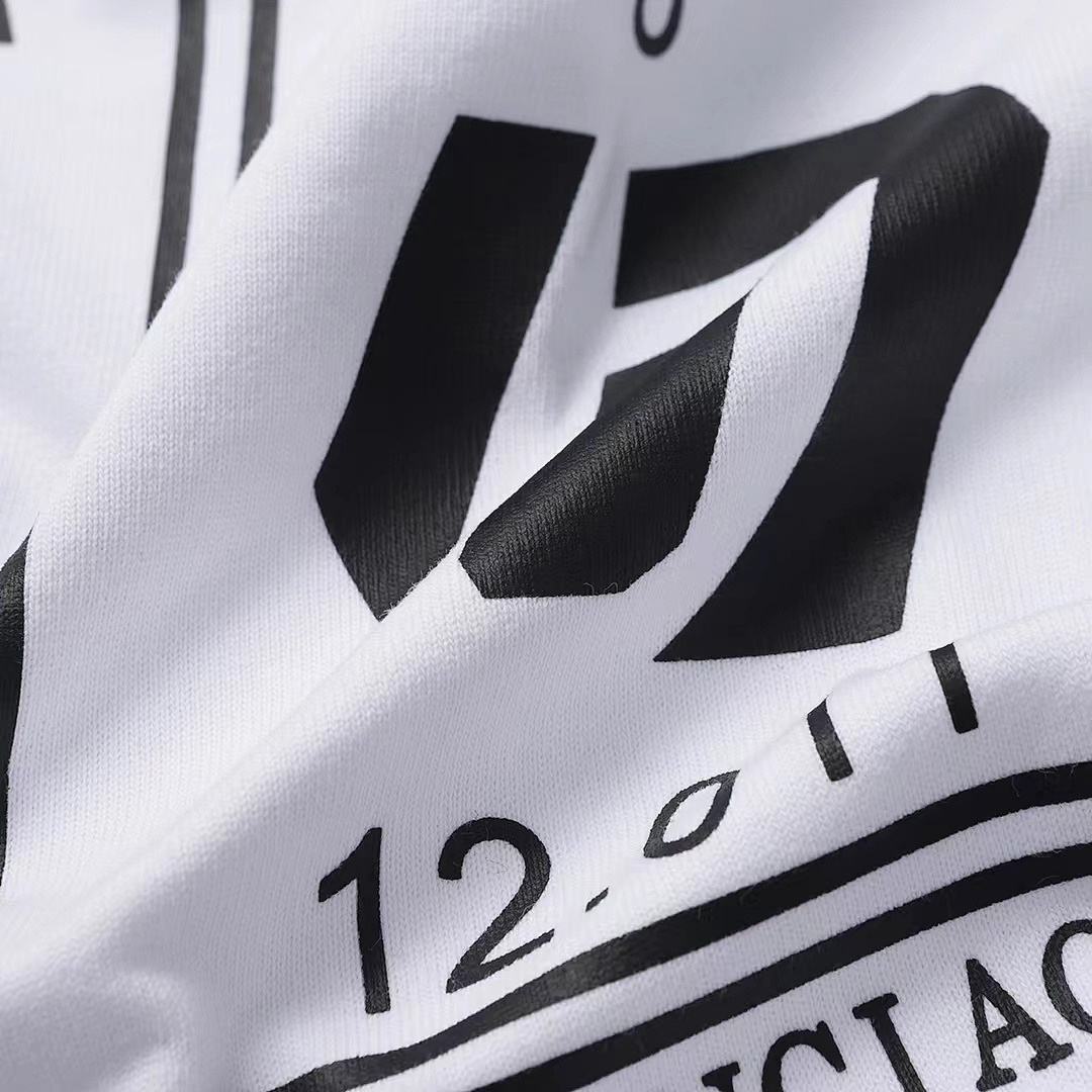 Balenciaga T-Shirt Style 582 detail view 3