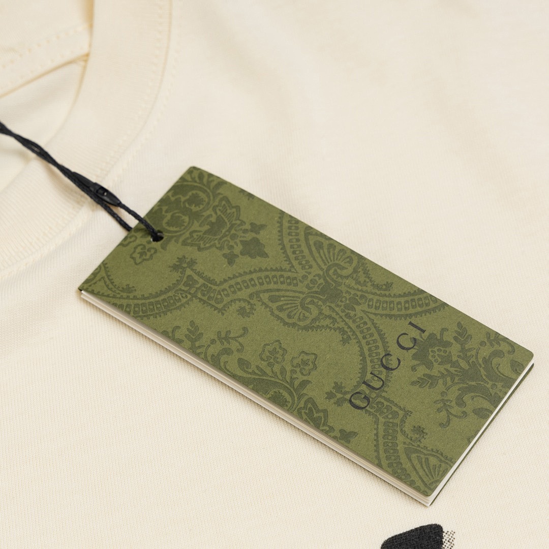 Gucci T-Shirt Style 432 detail view 2