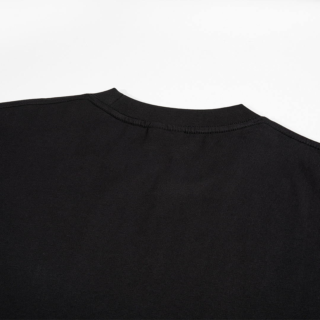 Balenciaga T-Shirt Style 729 detail view 2
