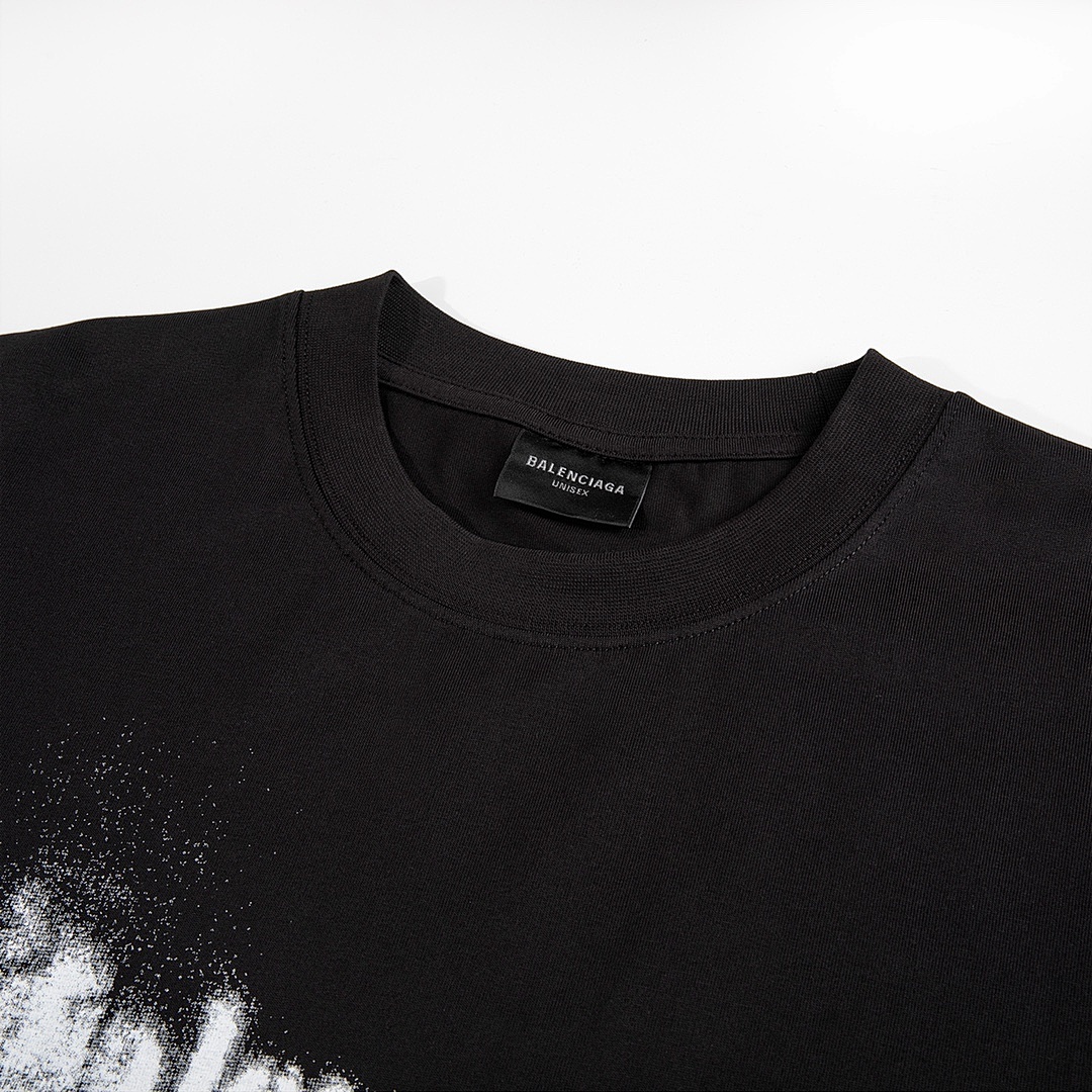 Balenciaga T-Shirt Style 729 detail view 3