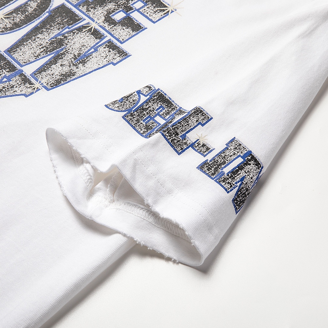 Balenciaga T-Shirt Style 733 detail view 4