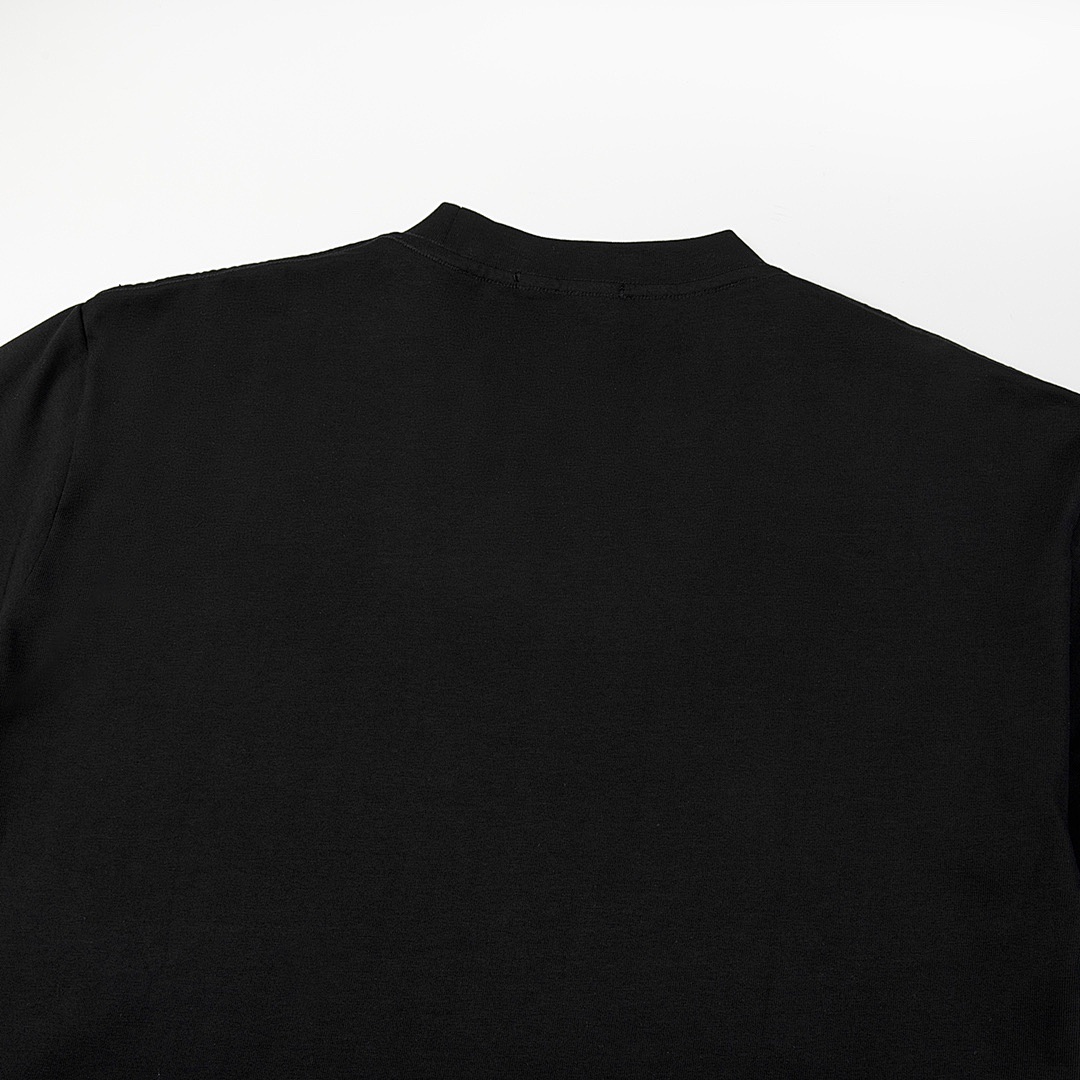 Balenciaga T-Shirt Style 736 detail view 5