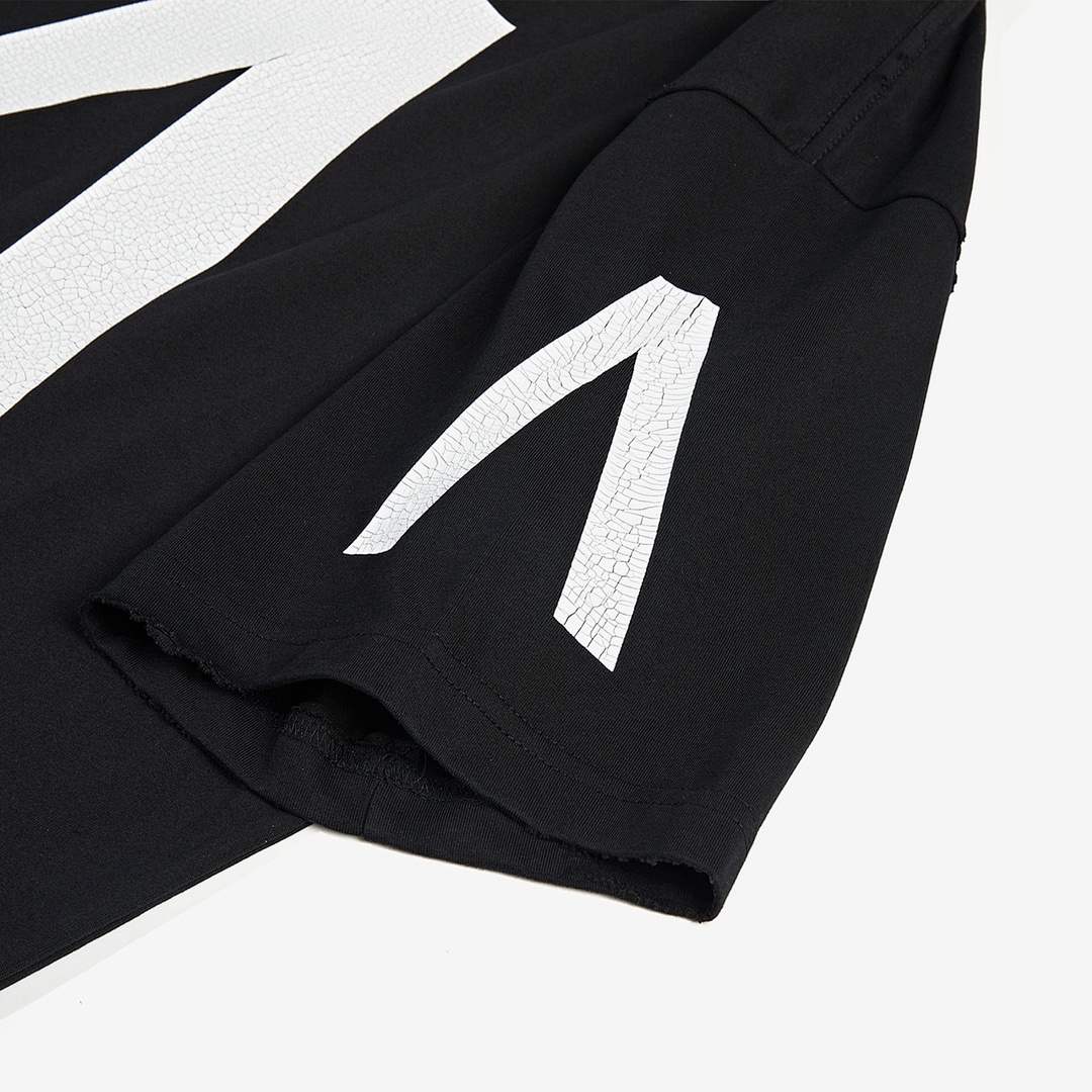 Balenciaga T-Shirt Style 738 detail view 5