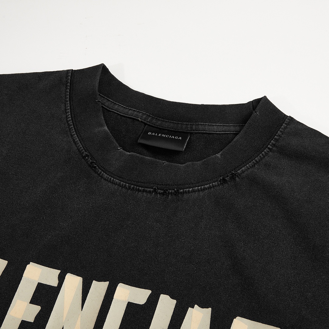 Balenciaga T-Shirt Style 740 detail view 2