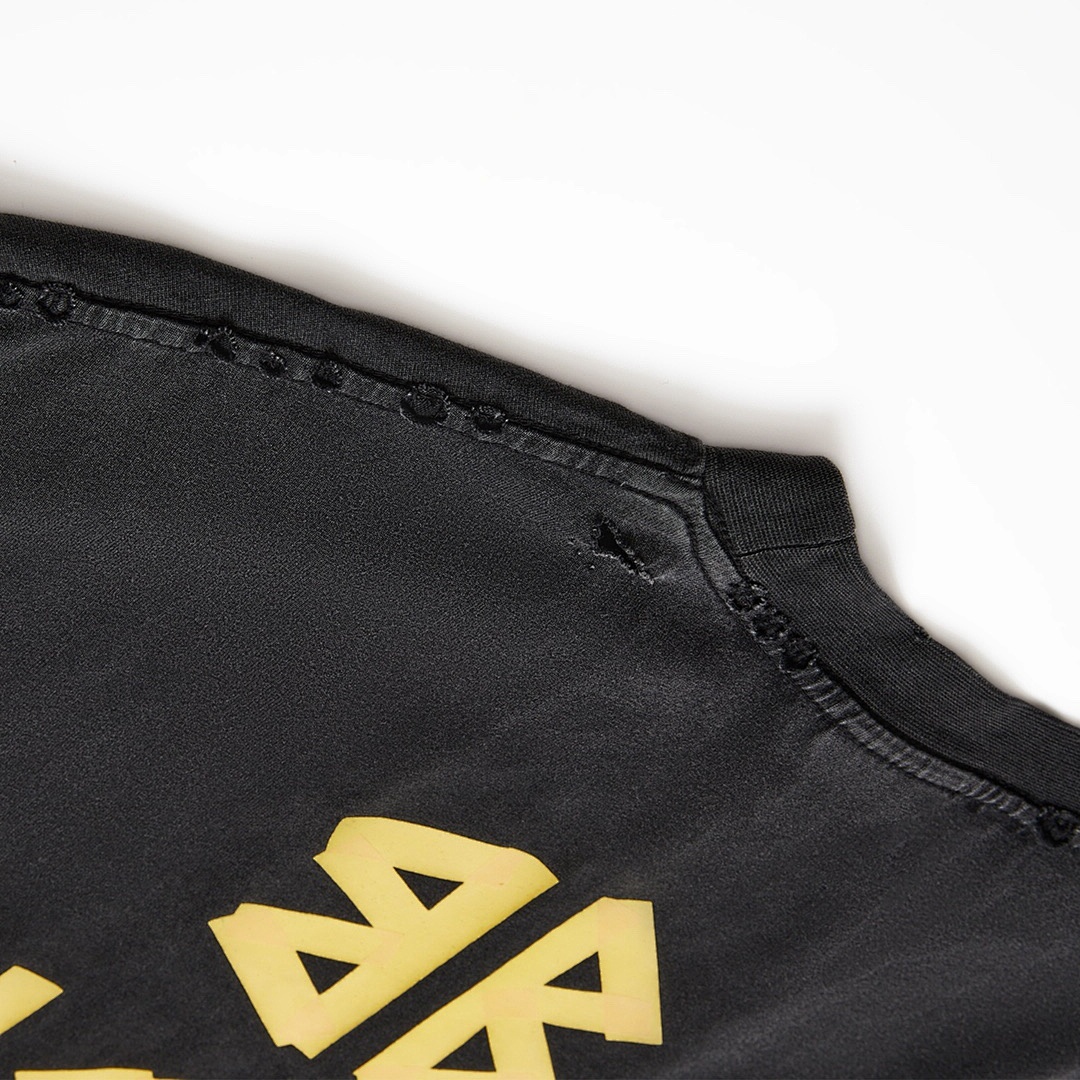 Balenciaga T-Shirt Style 740 detail view 4