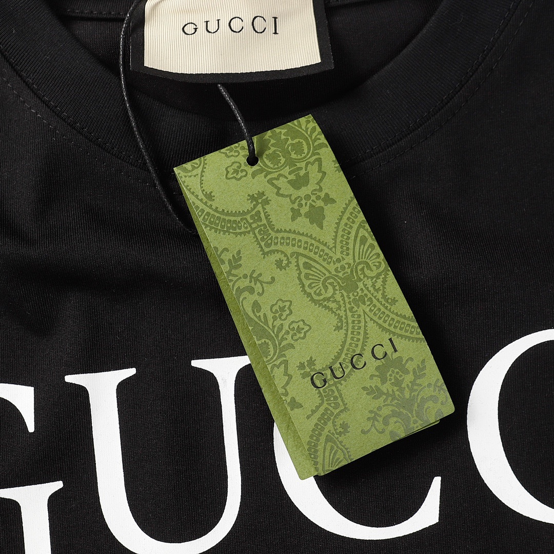 Gucci T-Shirt Style 821 detail view 2