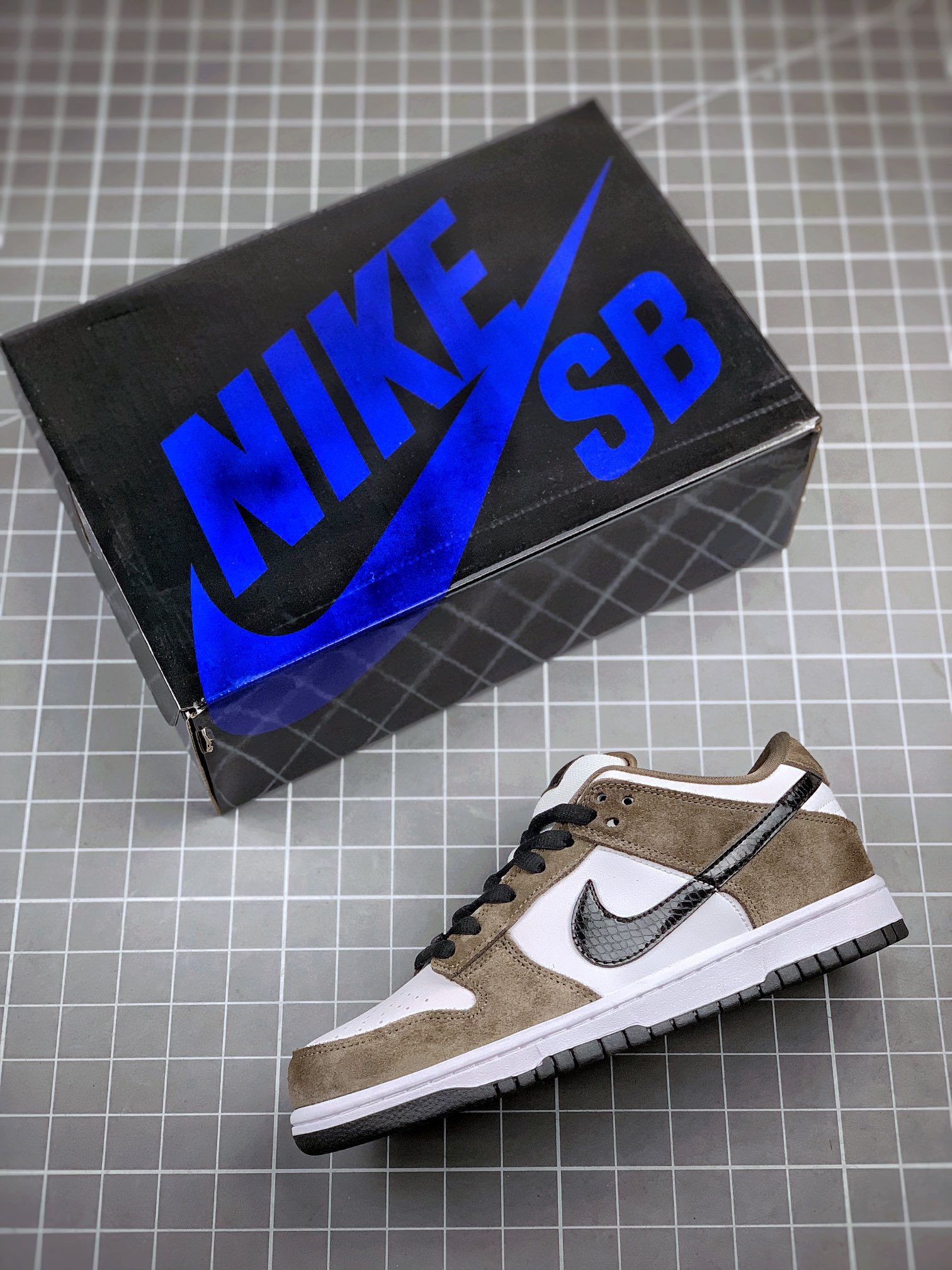 Nike Dunk Casual Shoes Brown detail view 2