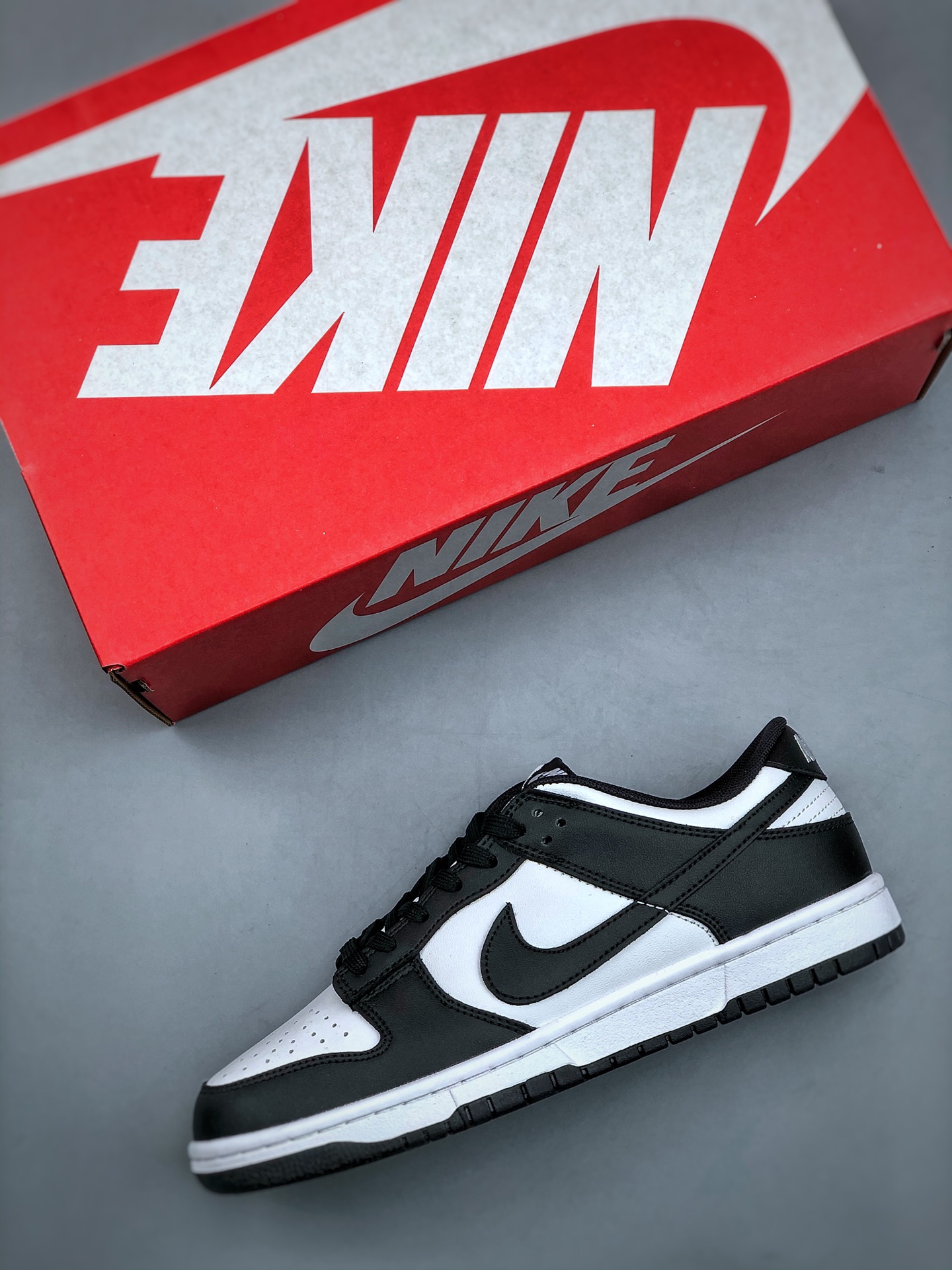 Nike Dunk Casual Shoes Black And White detail view 2