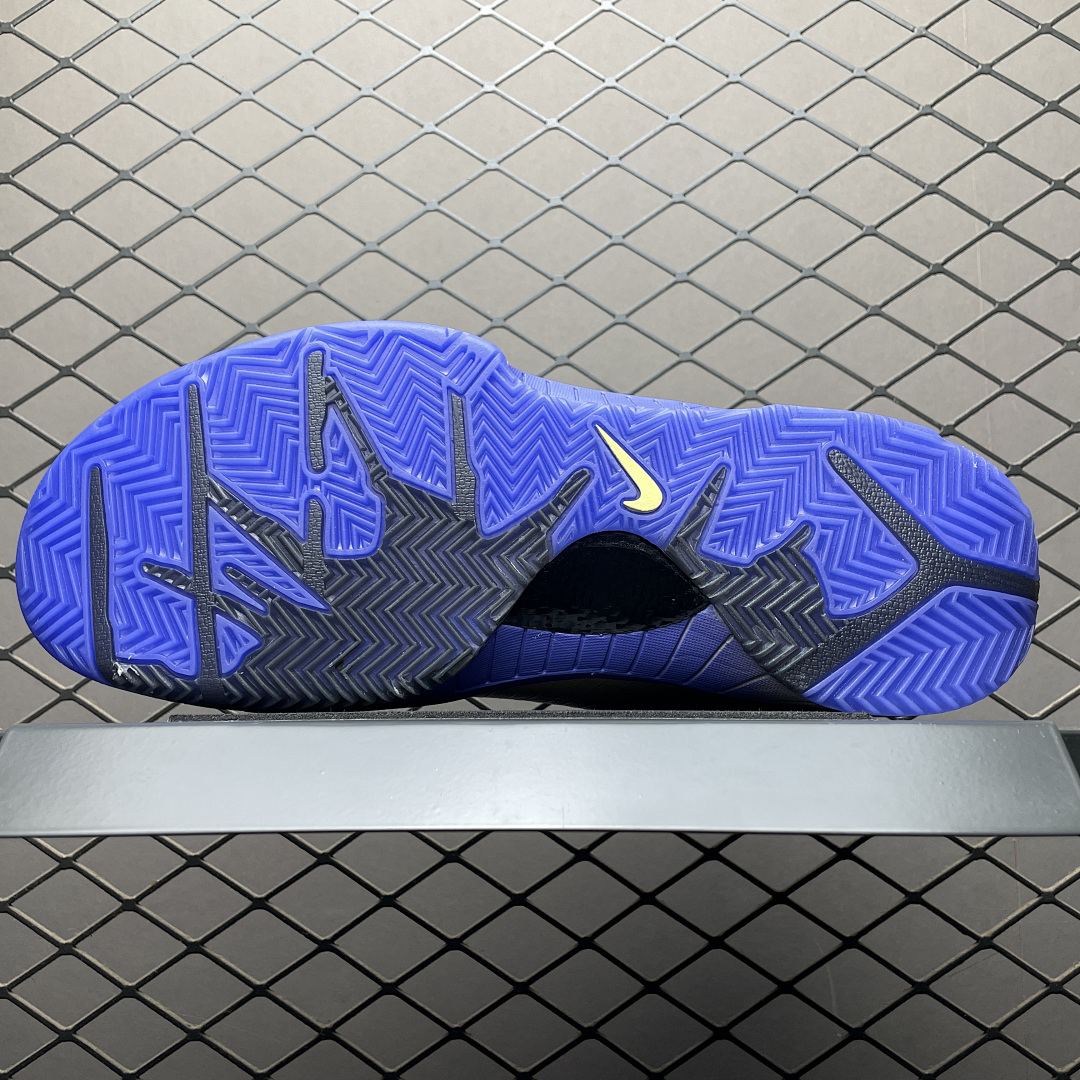 Nike Kobe Basketball Shoes Gold detail view 1