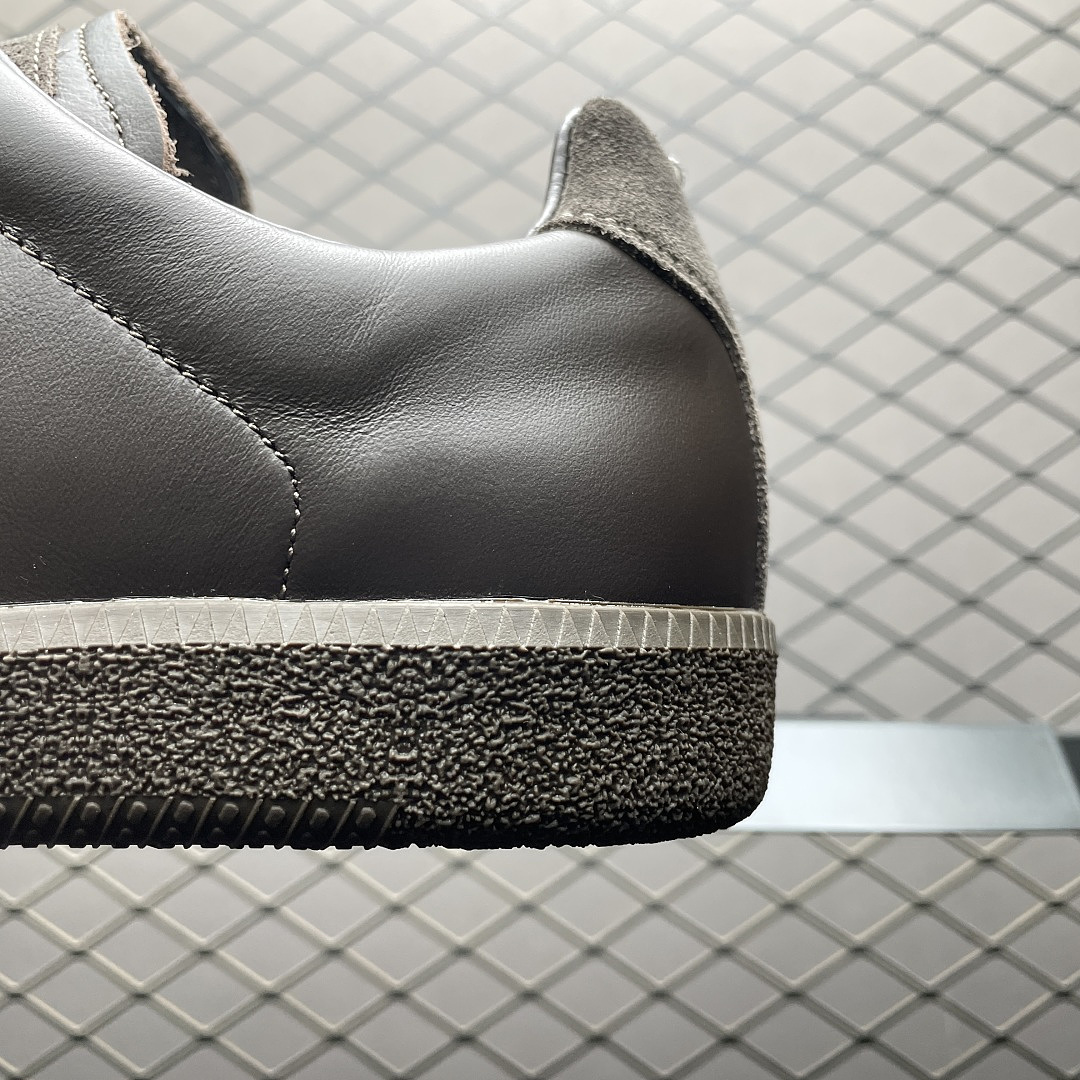 Maison Margiela Casual Shoes detail view 1